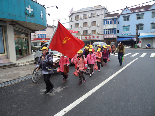 龙岗小学学雷锋活动持续深入开展